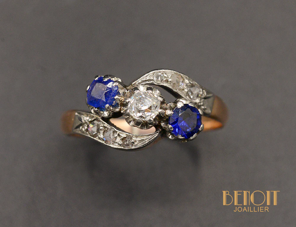 Bague Ancienne Trio Saphirs et Diamant - Image 2