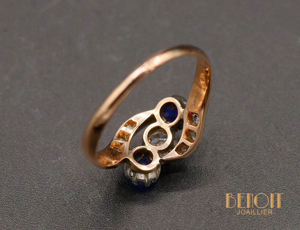 Bague Ancienne Trio Saphirs et Diamant - Image 4