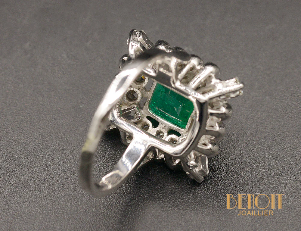 Bague Cocktail Rectangulaire style Art Déco Emeraude et Diamants - Image 4