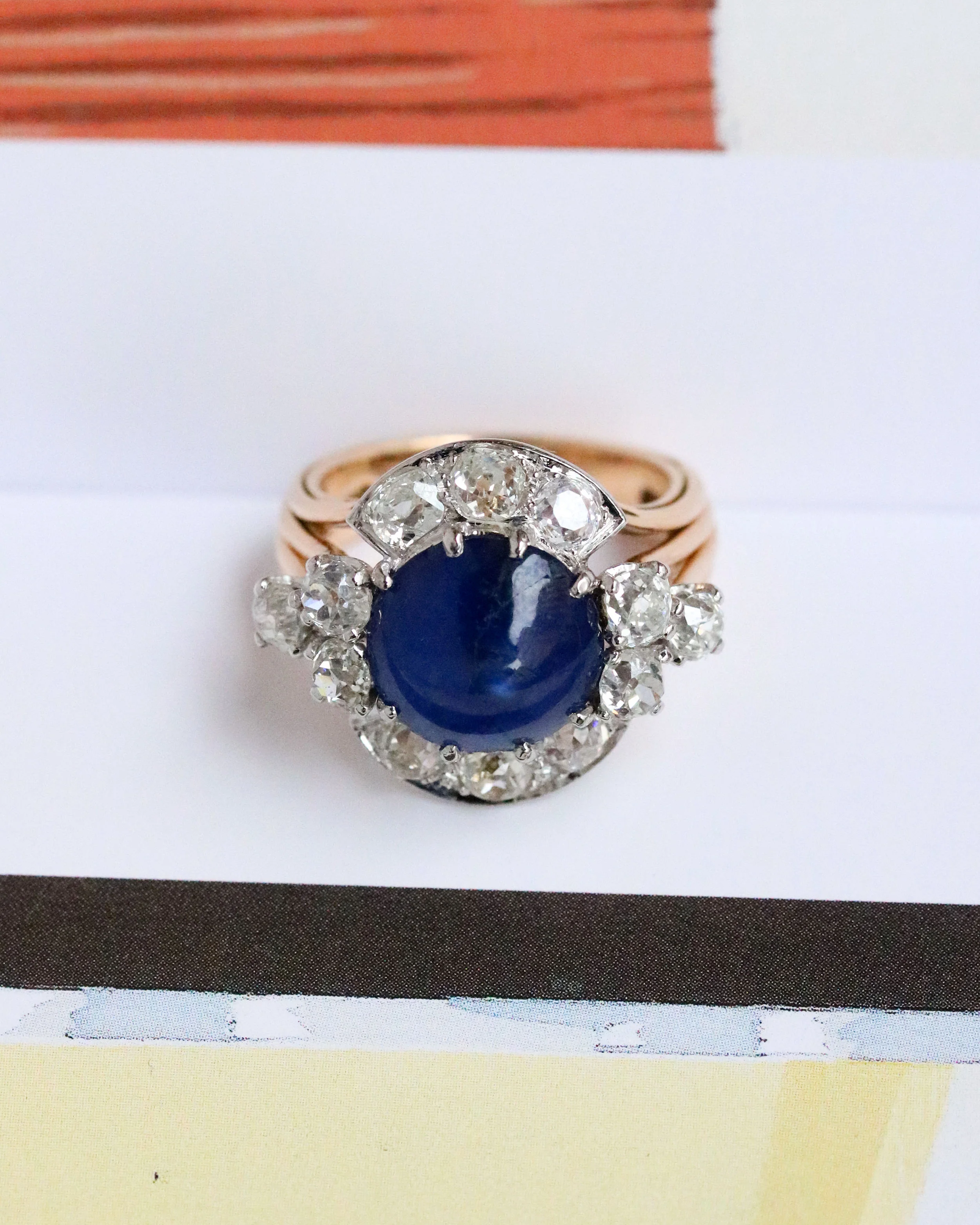 Bague Cocktail 1950 Saphir Cabochon et Diamants - Image 3
