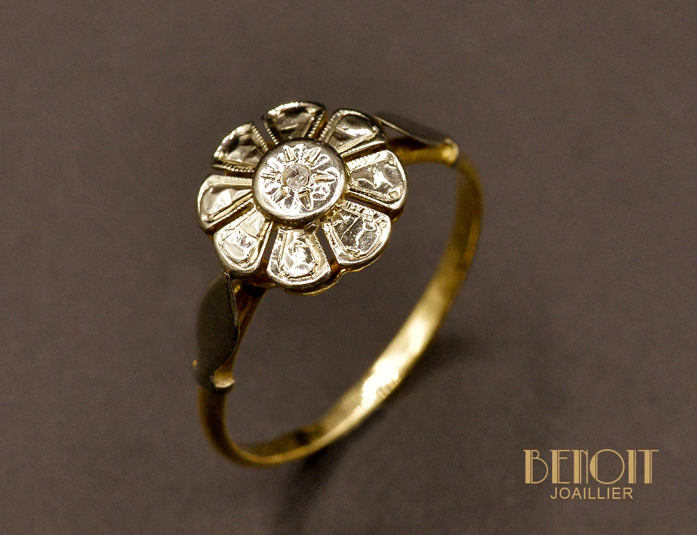 Bague Ancienne, Fleur en Or