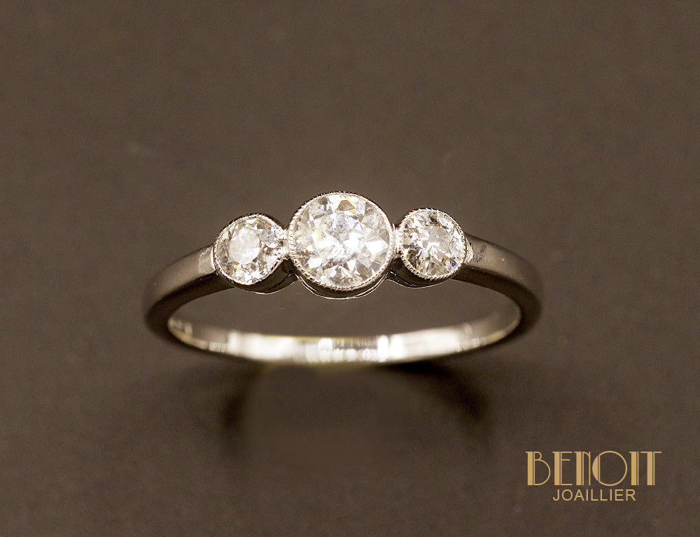 Bague Art Déco Trilogie Diamants et Or Blanc - Image 2