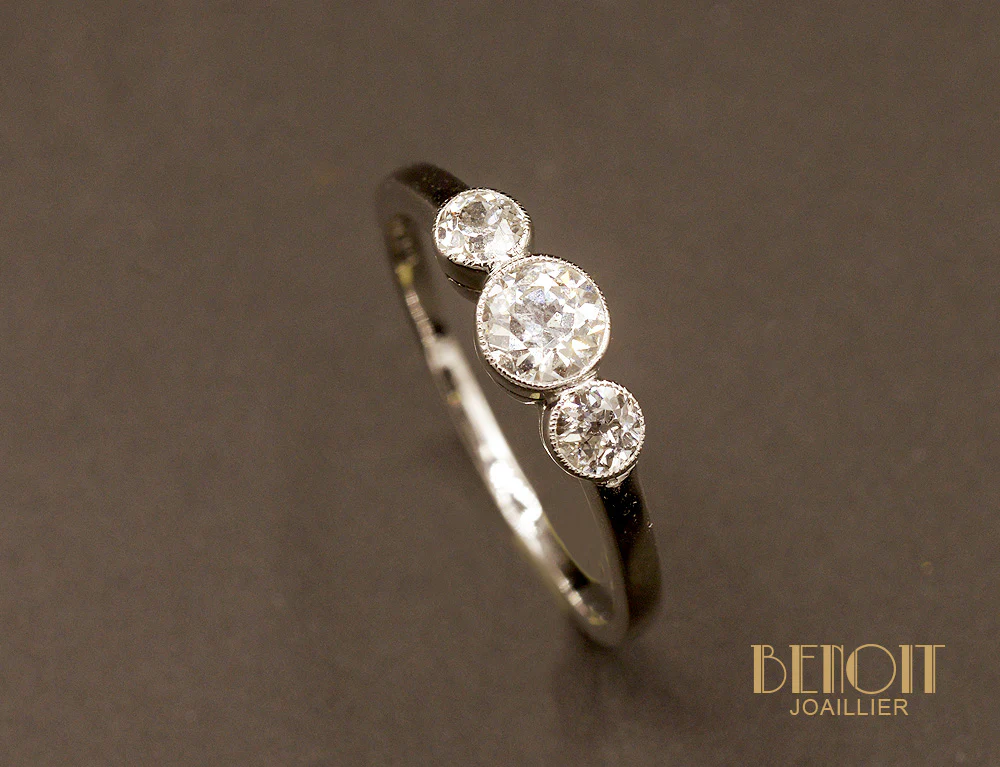 Bague Art Déco Trilogie Diamants et Or Blanc - Image 3