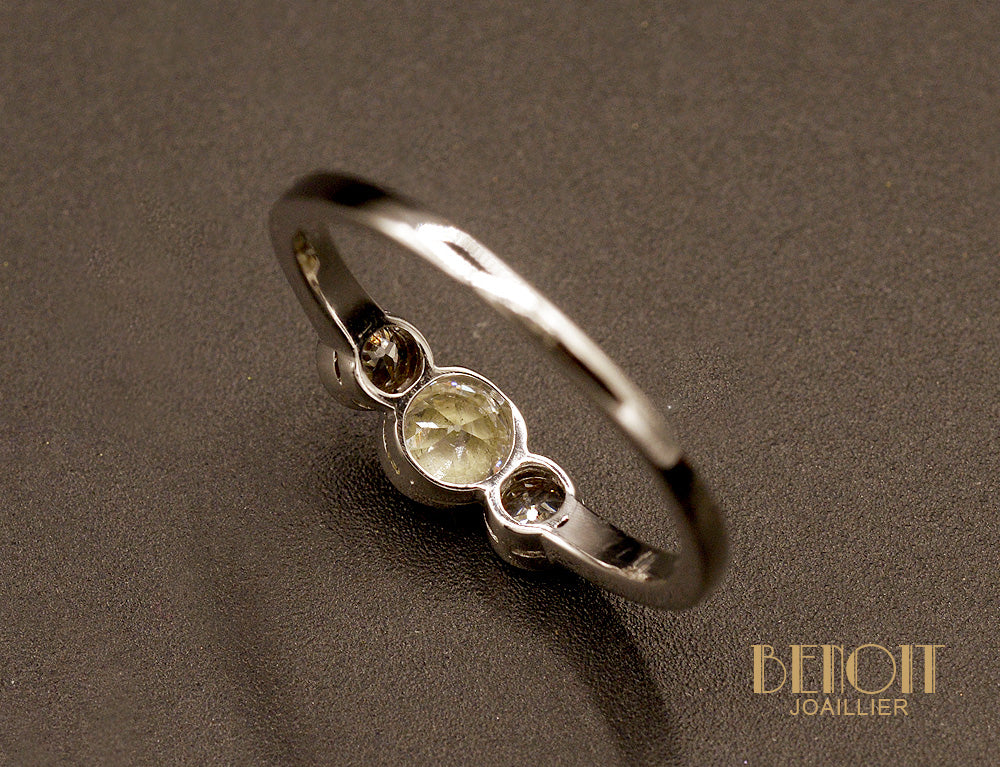 Bague Art Déco Trilogie Diamants et Or Blanc - Image 4