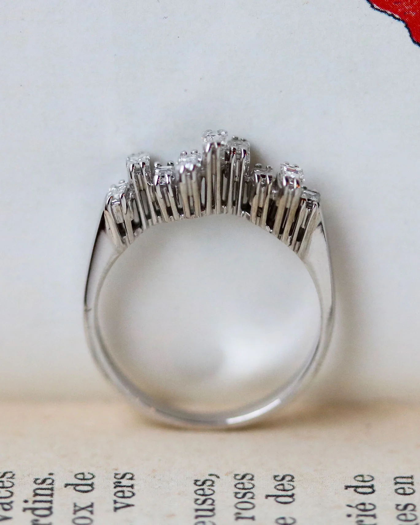 Bague Asymétrique en Or blanc et Diamants Baguettes - Image 2