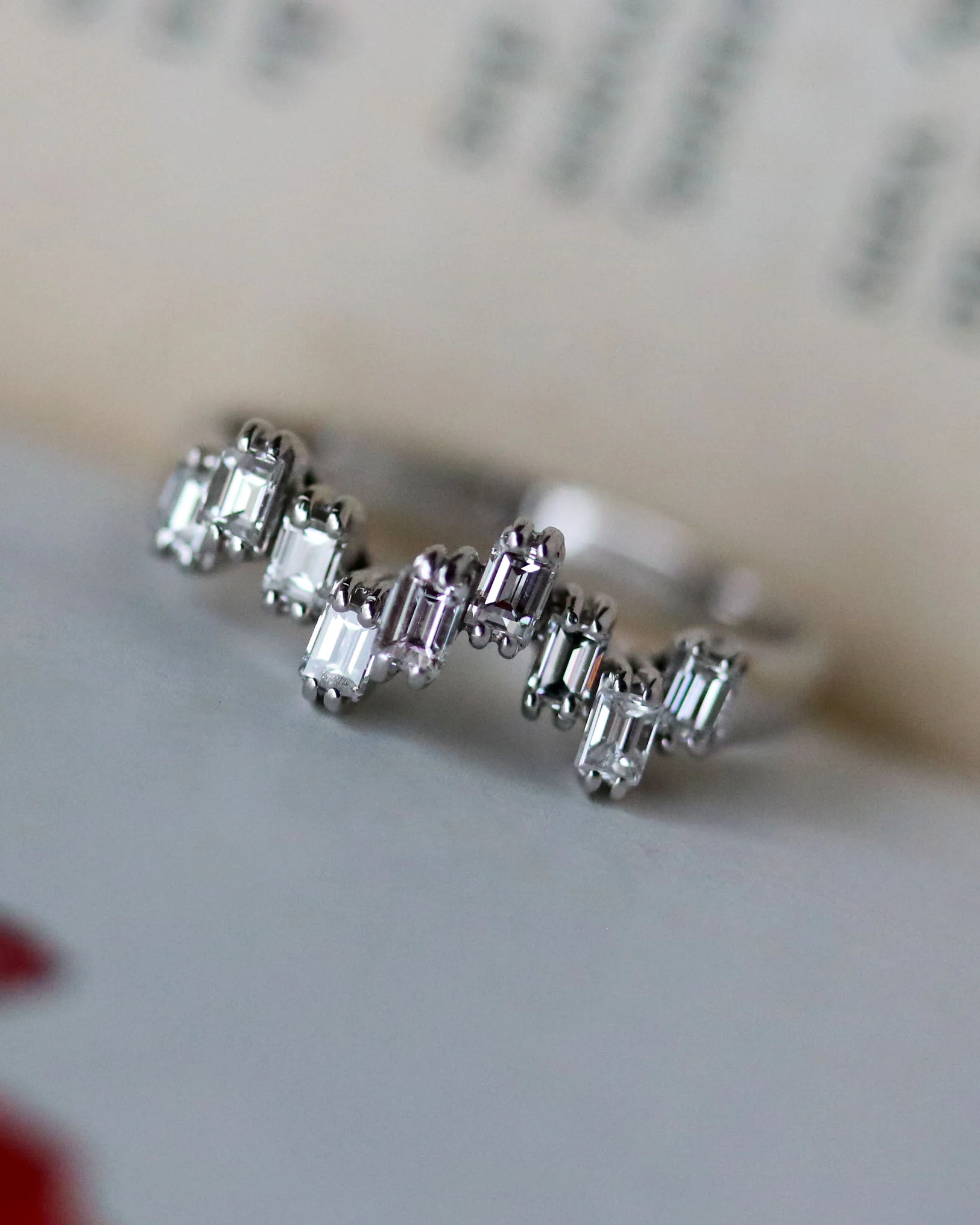 Bague Asymétrique en Or blanc et Diamants Baguettes - Image 3