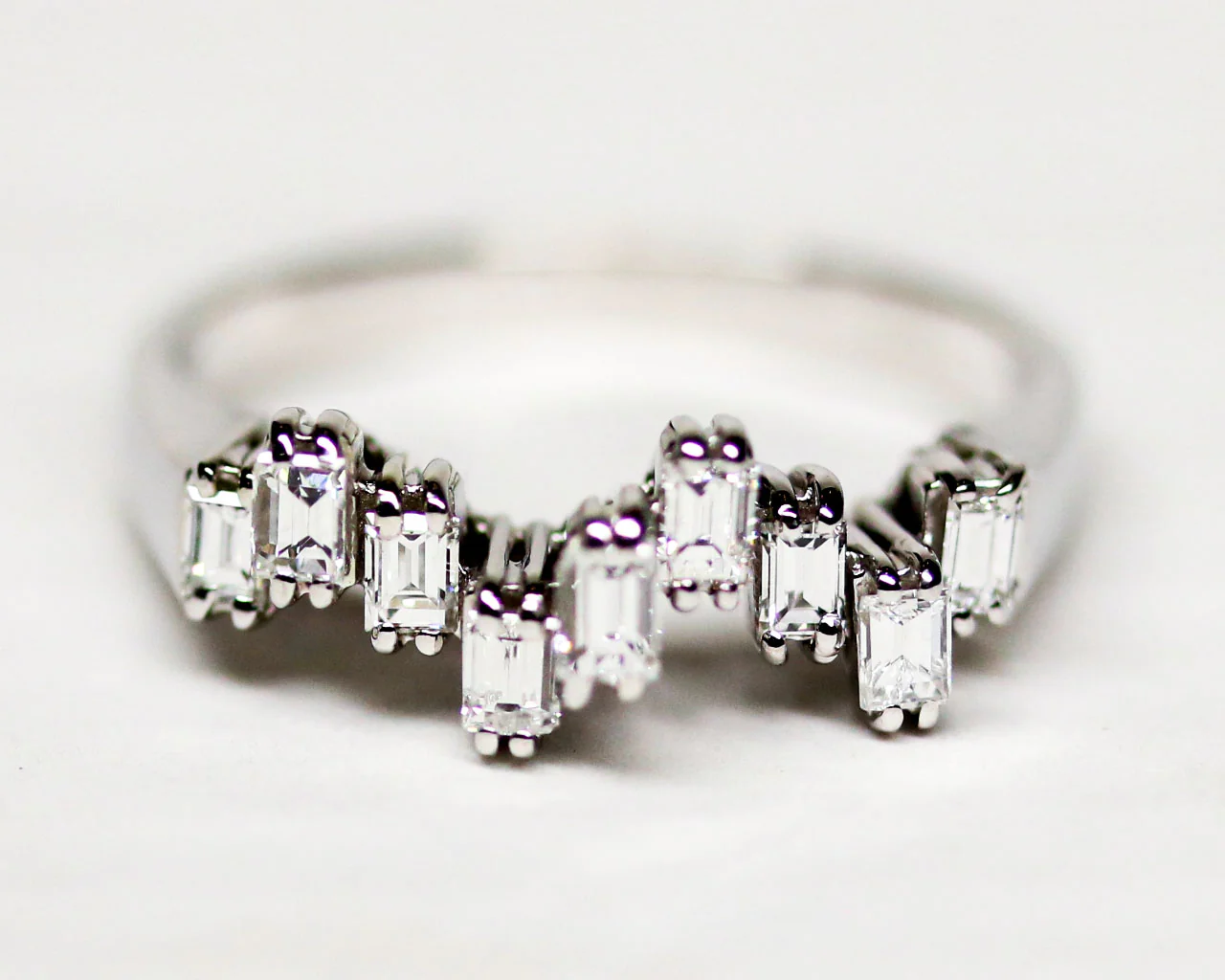 Bague Asymétrique en Or blanc et Diamants Baguettes - Image 4