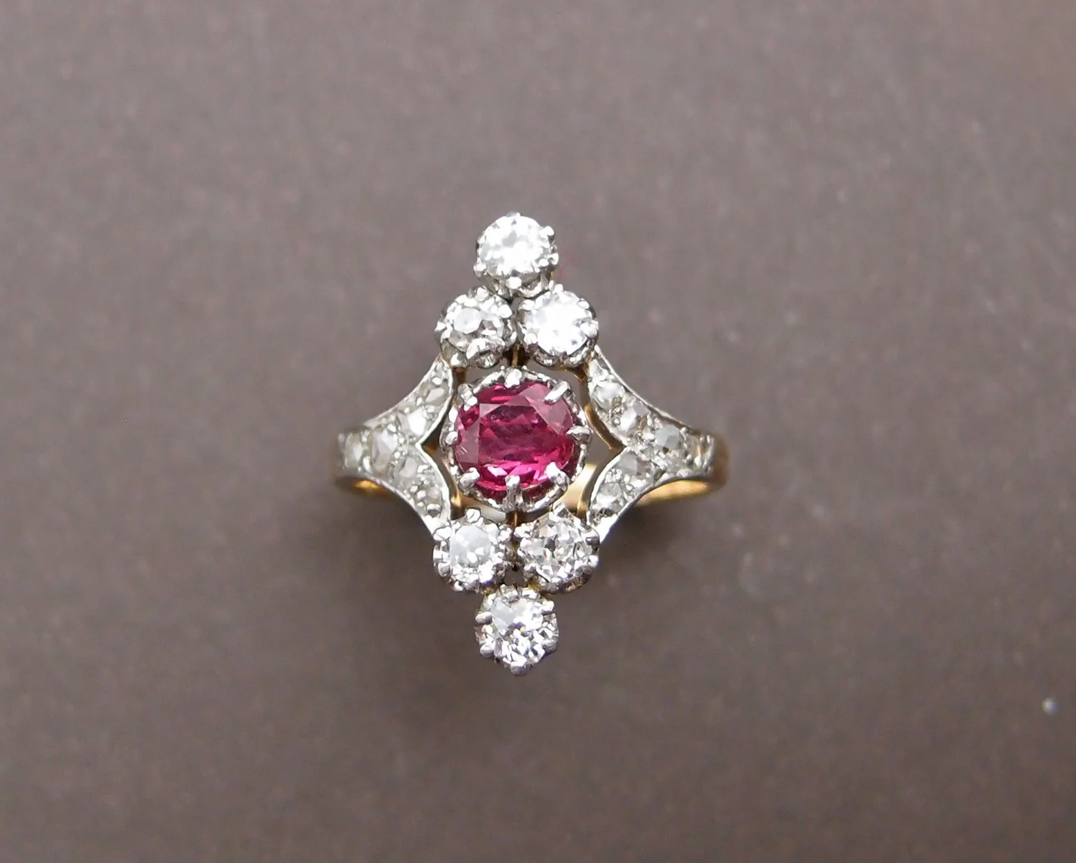 bague 1900 rubis et diamants - Image 2
