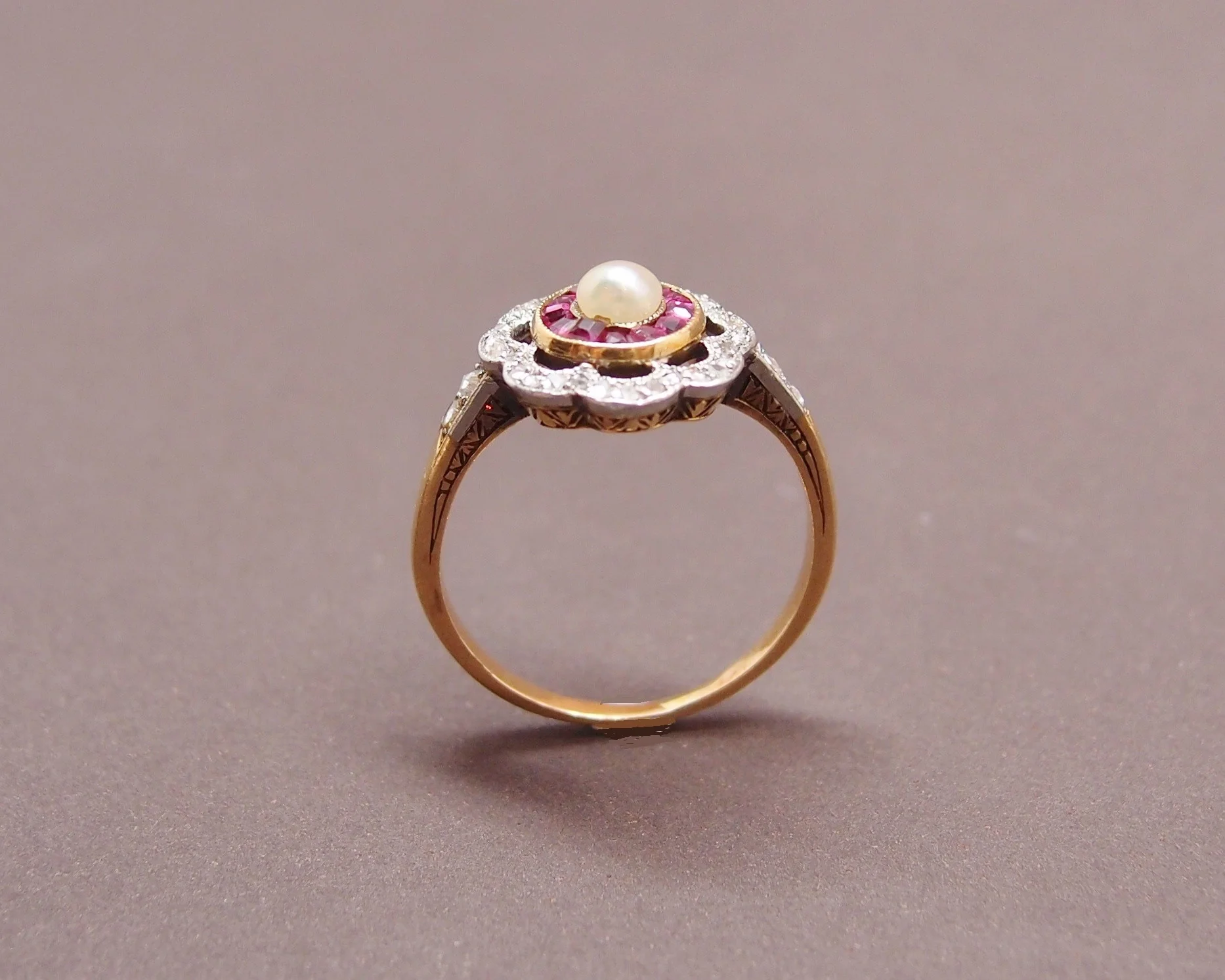 Bague 1920 , perle fine , rubis calibrés et diamants - Image 3