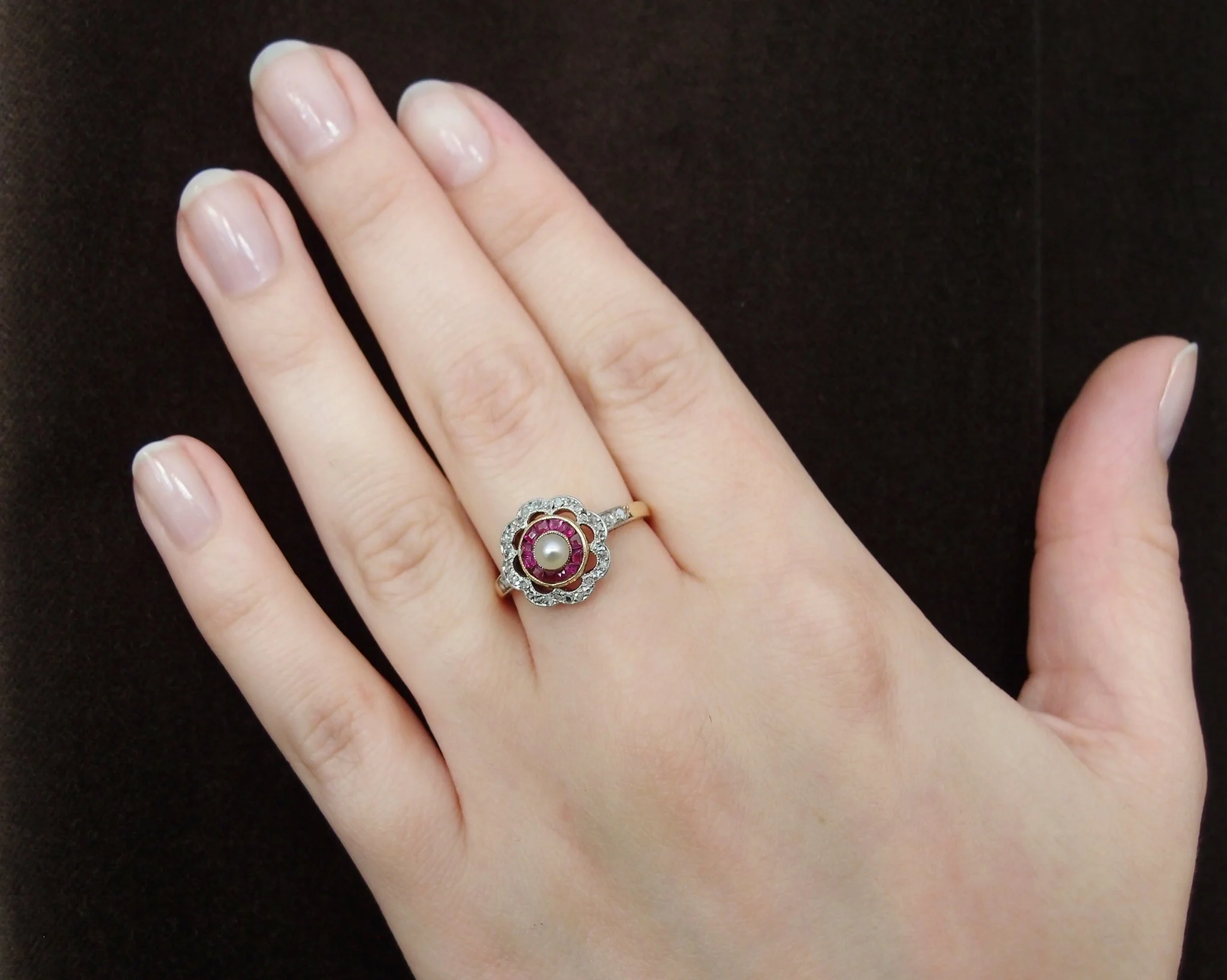 Bague 1920 , perle fine , rubis calibrés et diamants - Image 5