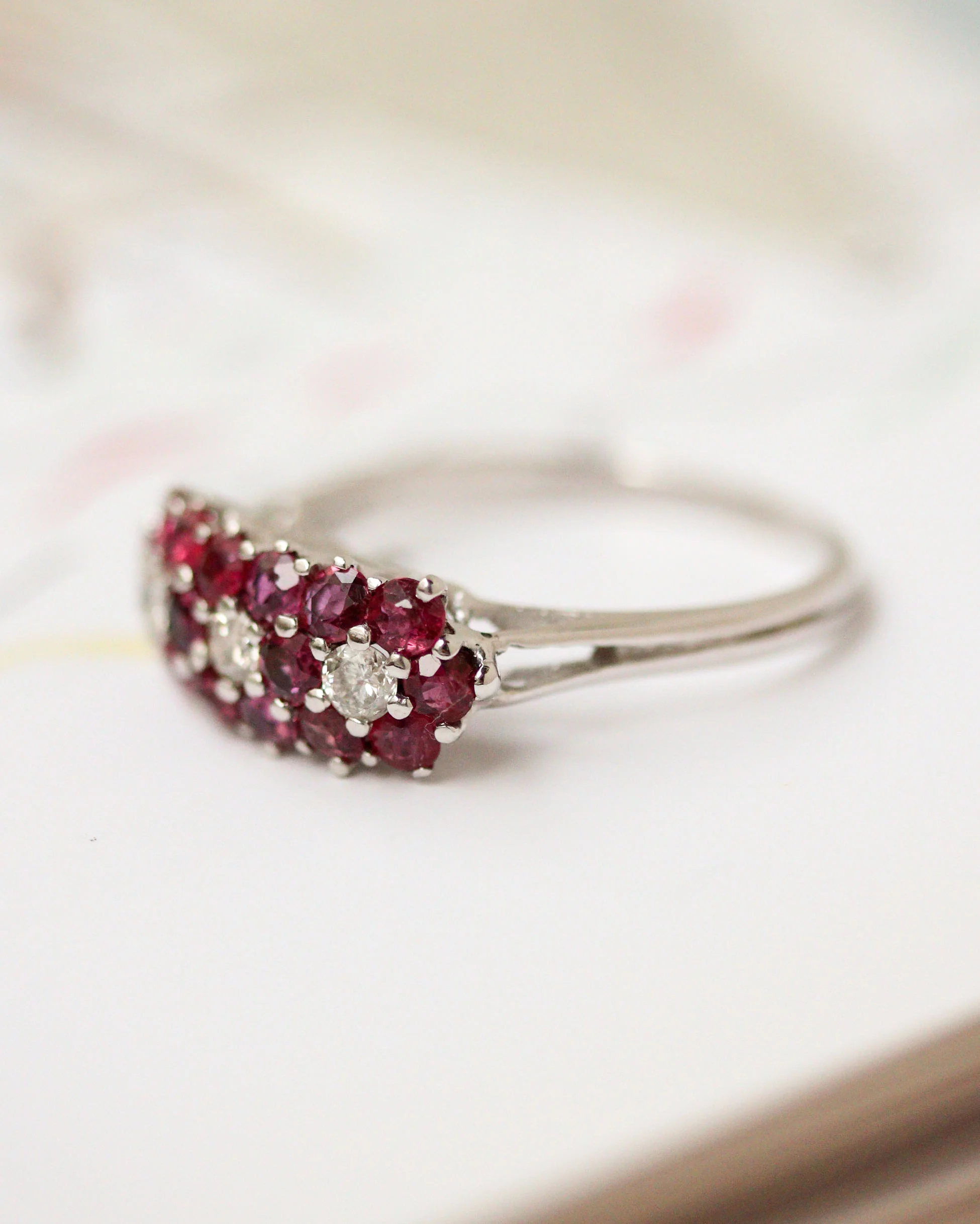 Bague 1950 Jarretière Diamants et Rubis - Image 4