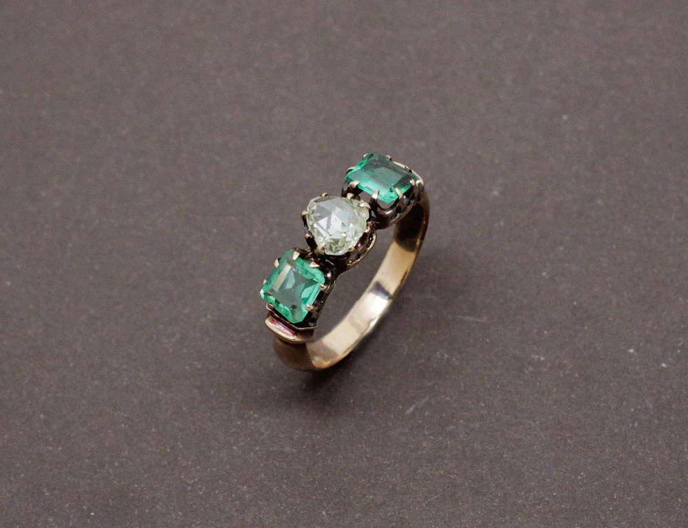 Bague Ancienne Diamant Taille Rose et Emeraudes