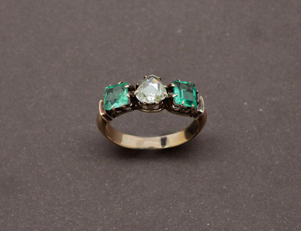 Bague Ancienne Diamant Taille Rose et Emeraudes - Image 2