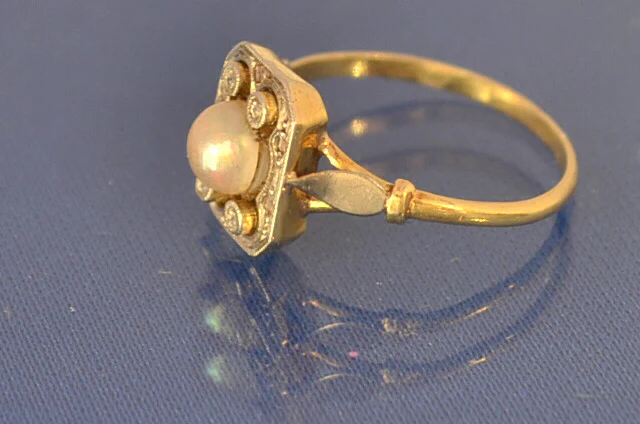 Bague Années 1920 Perle, Diamants et Or Jaune - Image 2