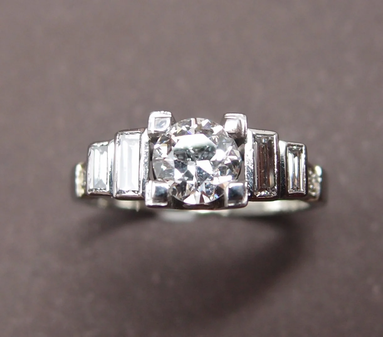 Bague art déco avec diamant central de 0.65 ct et diamants baguette - Image 2