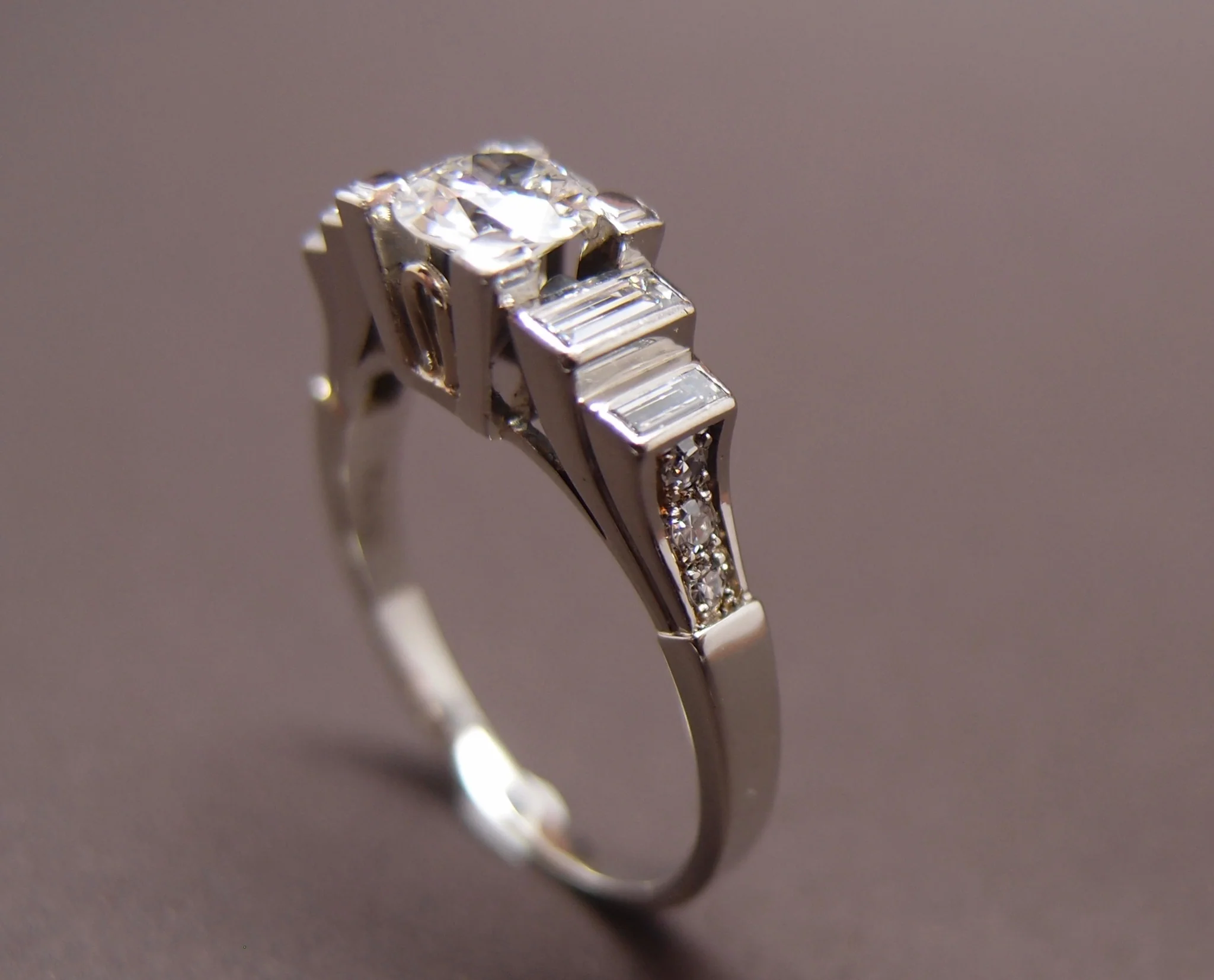 Bague art déco avec diamant central de 0.65 ct et diamants baguette - Image 4