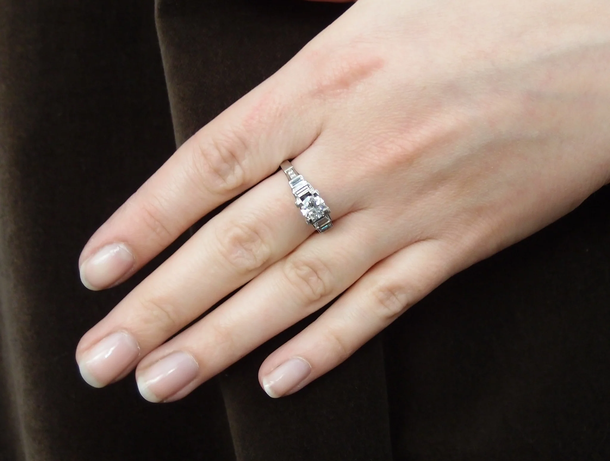Bague art déco avec diamant central de 0.65 ct et diamants baguette - Image 5
