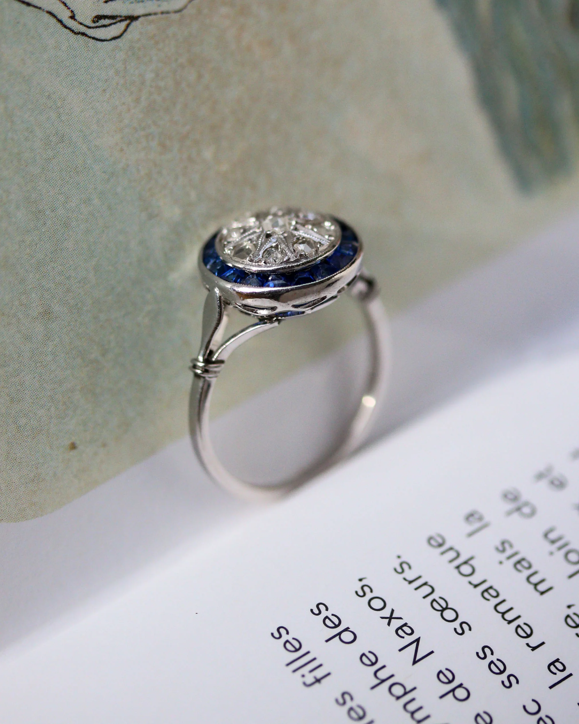 Bague Art Déco Or Blanc Diamants et Saphirs Calibrés - Image 3