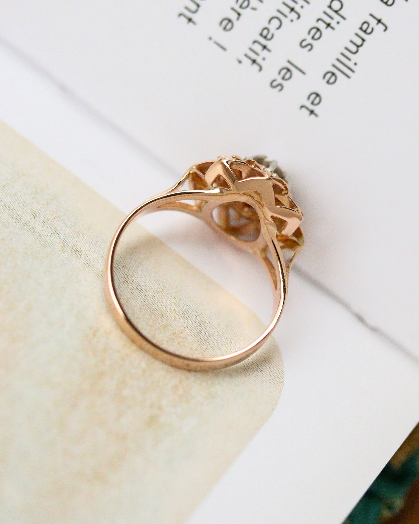 Bague Art Déco Florale Or Rose et Blanc Diamant - Image 4
