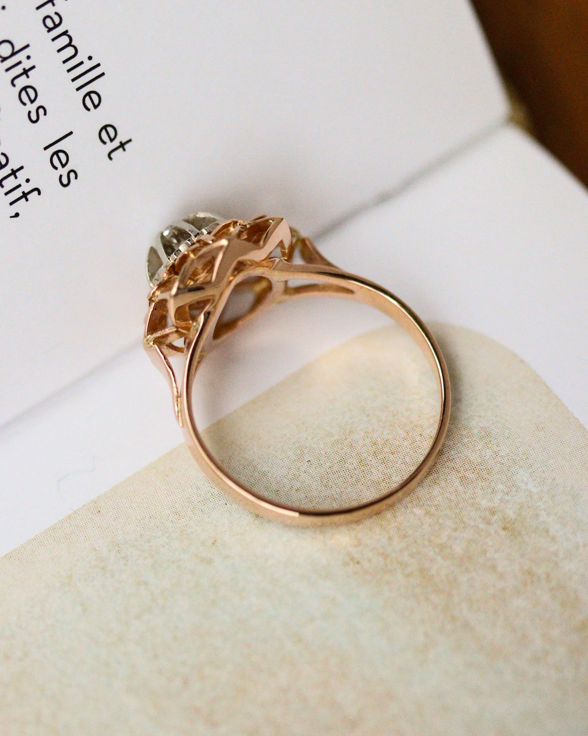 Bague Art Déco Florale Or Rose et Blanc Diamant - Image 5