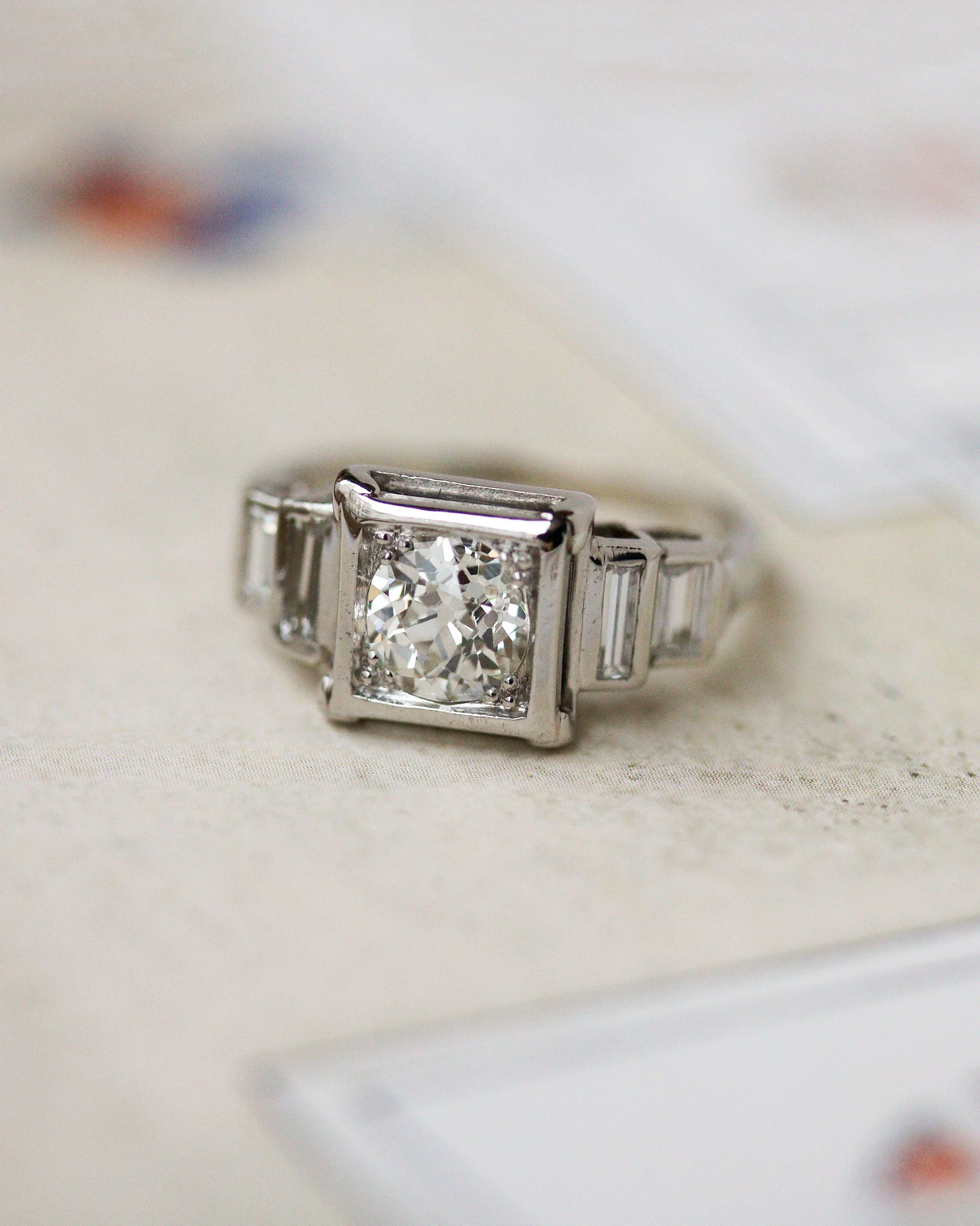 Bague Solitaire Art Déco Moderniste Diamants Ronds et Baguettes Platine