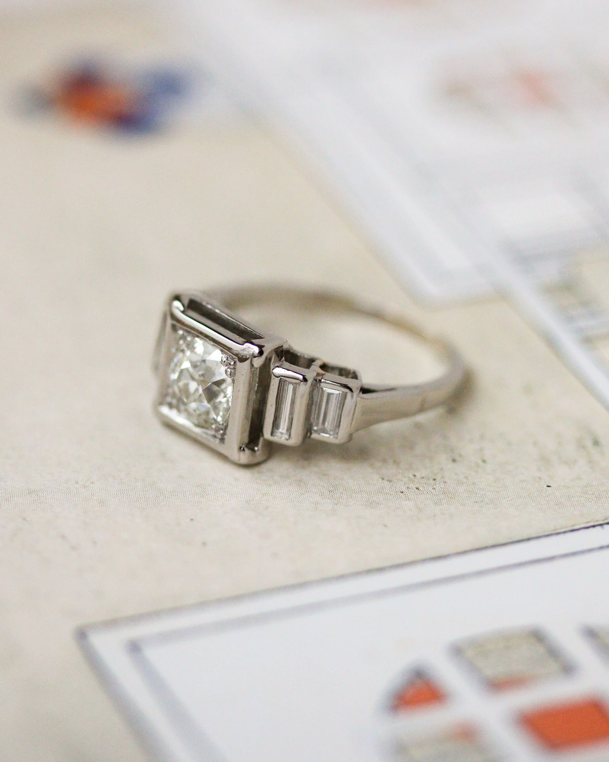 Bague Solitaire Art Déco Moderniste Diamants Ronds et Baguettes Platine - Image 2