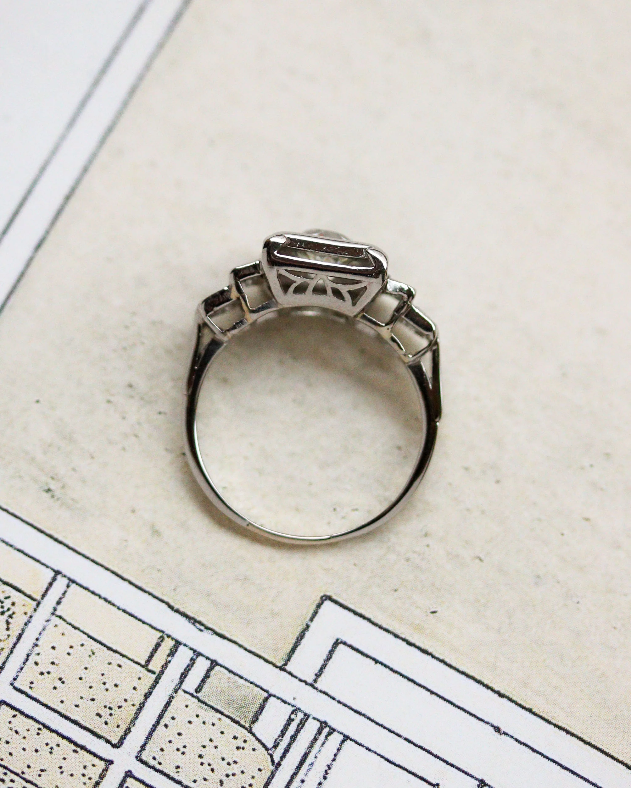 Bague Solitaire Art Déco Moderniste Diamants Ronds et Baguettes Platine - Image 3