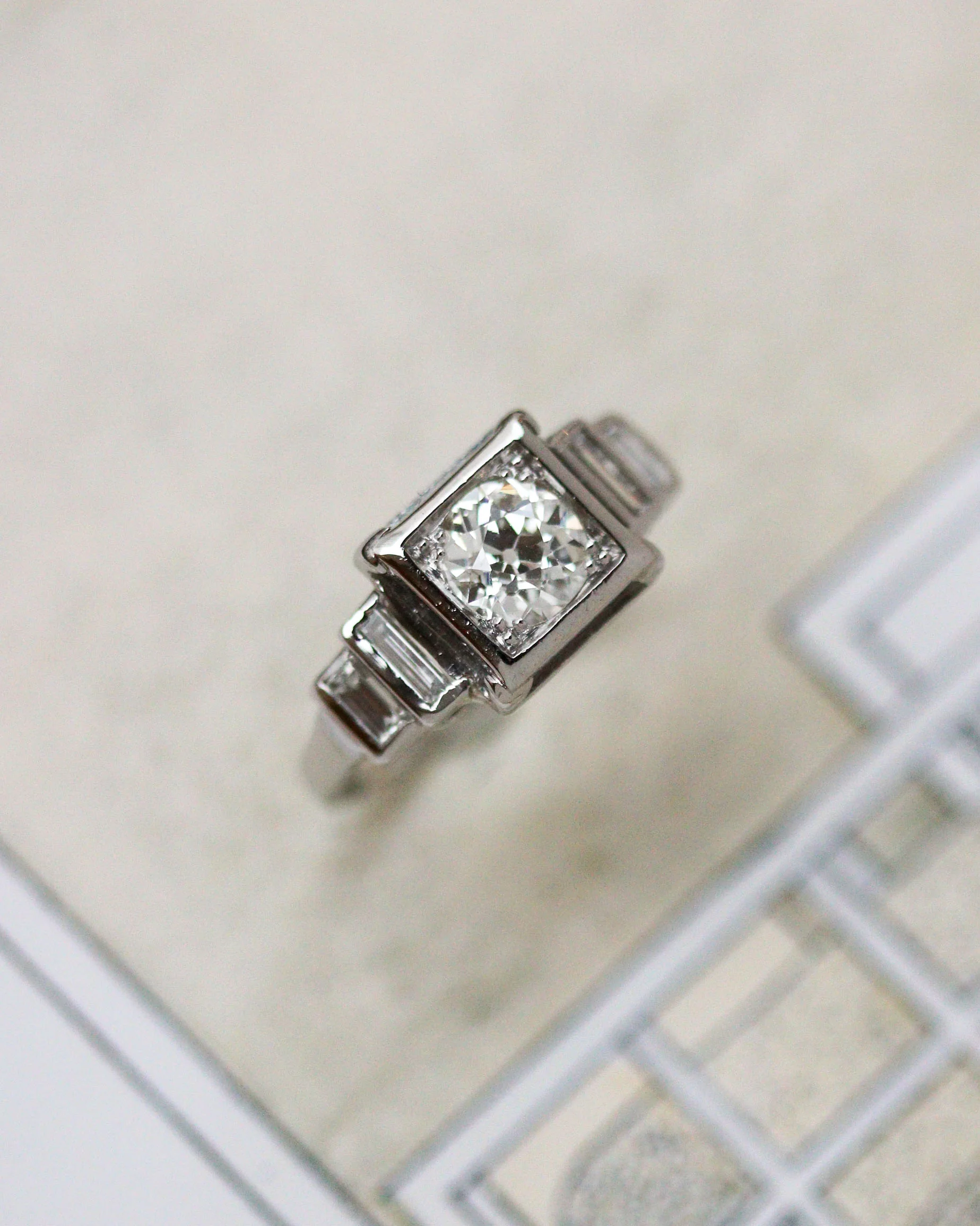 Bague Solitaire Art Déco Moderniste Diamants Ronds et Baguettes Platine - Image 4