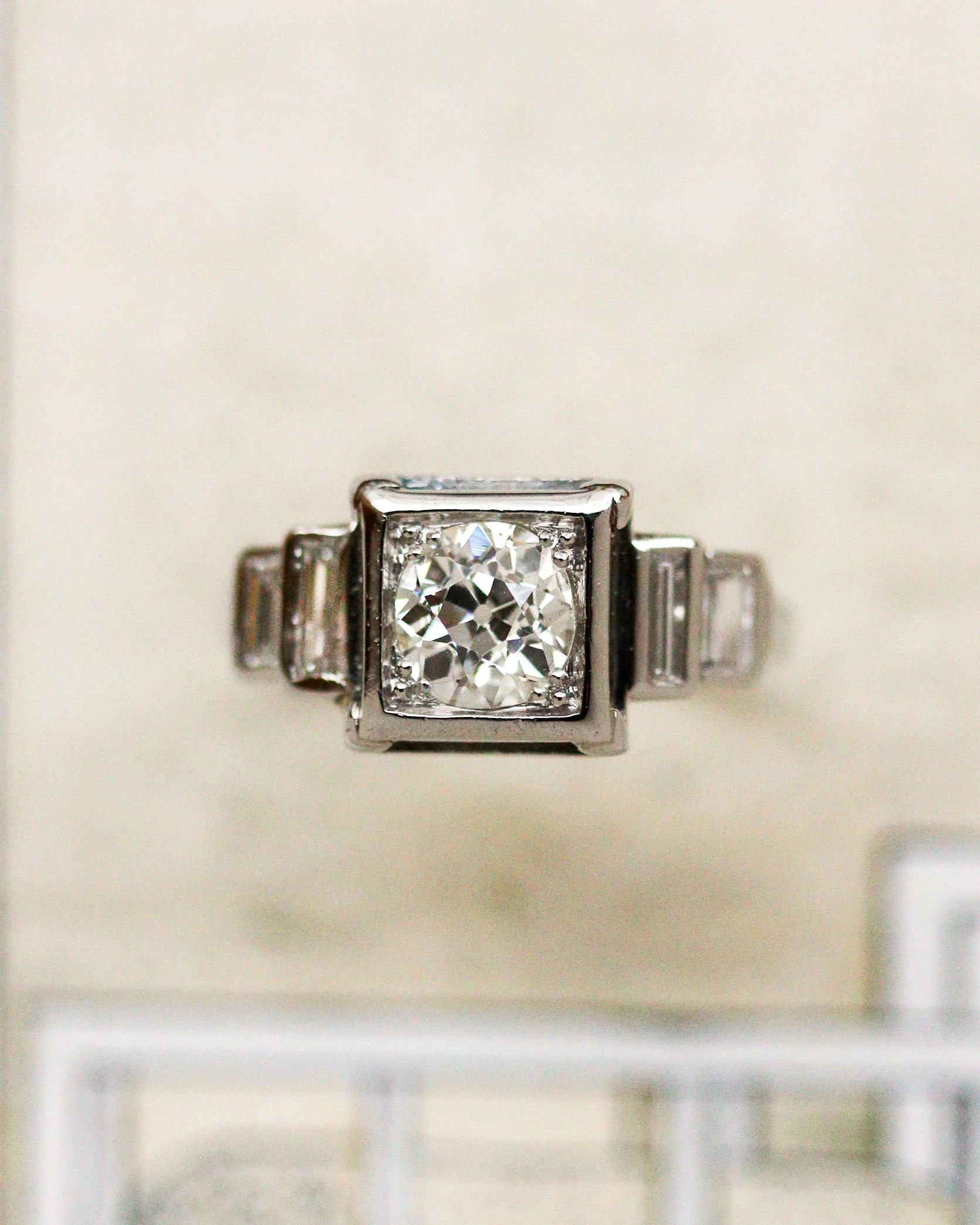 Bague Solitaire Art Déco Moderniste Diamants Ronds et Baguettes Platine - Image 5