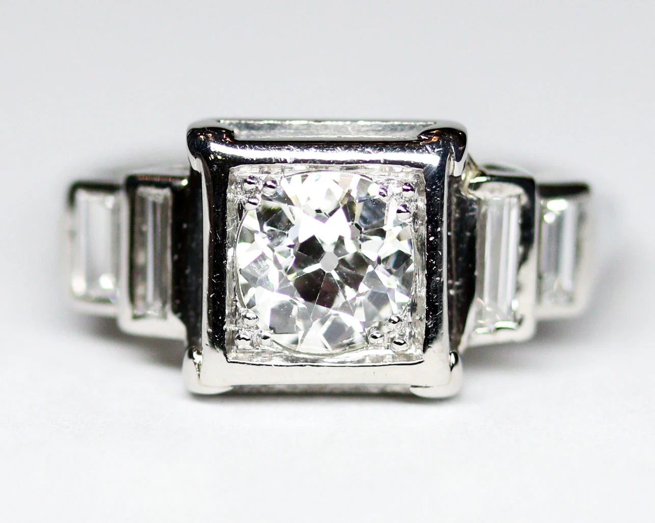 Bague Solitaire Art Déco Moderniste Diamants Ronds et Baguettes Platine - Image 6