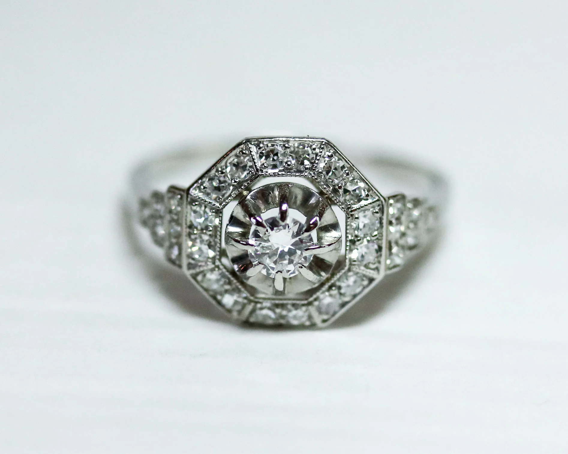 Bague Art Déco Octogonale Platine et Diamants - Image 6