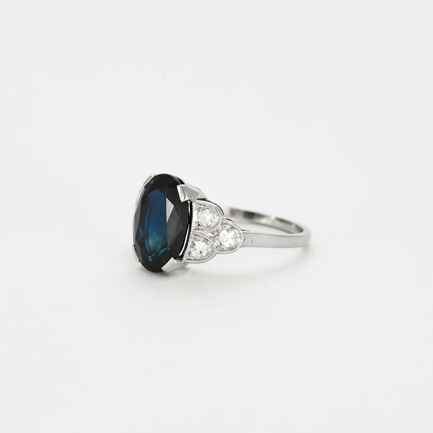 Bague Art Déco Saphir Ovale et Diamants - Image 4