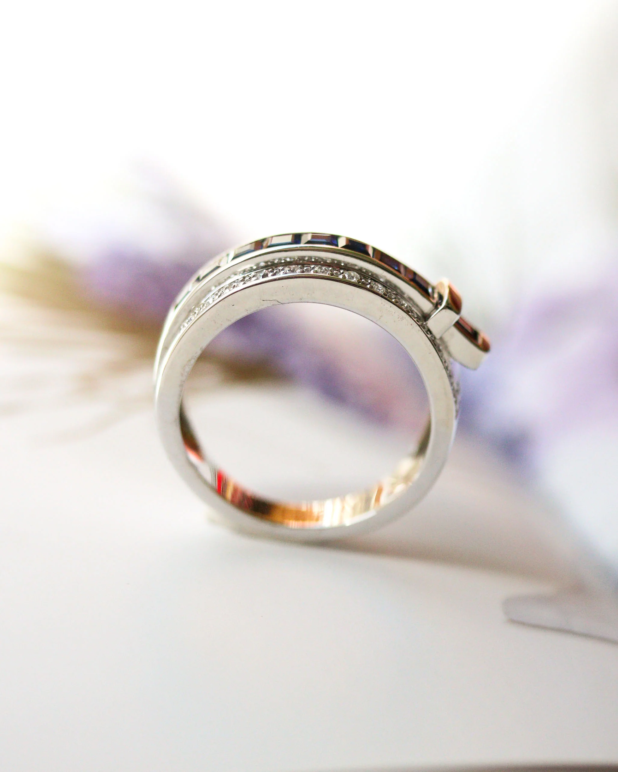 Bague Bandeau "Ceinture" Signée Guy Laroche Or et Saphirs et Diamants - Image 4