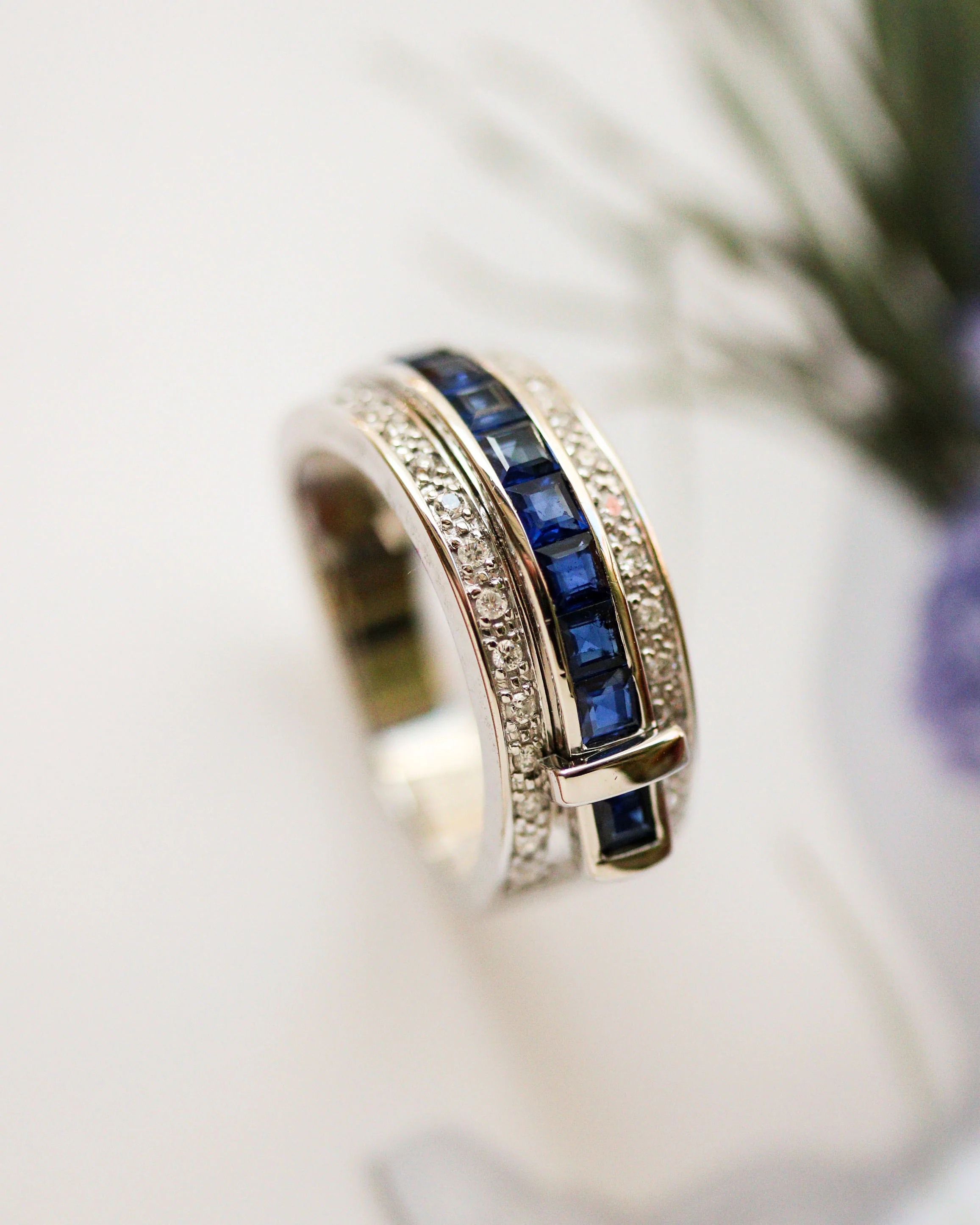 Bague Bandeau "Ceinture" Signée Guy Laroche Or et Saphirs et Diamants - Image 5