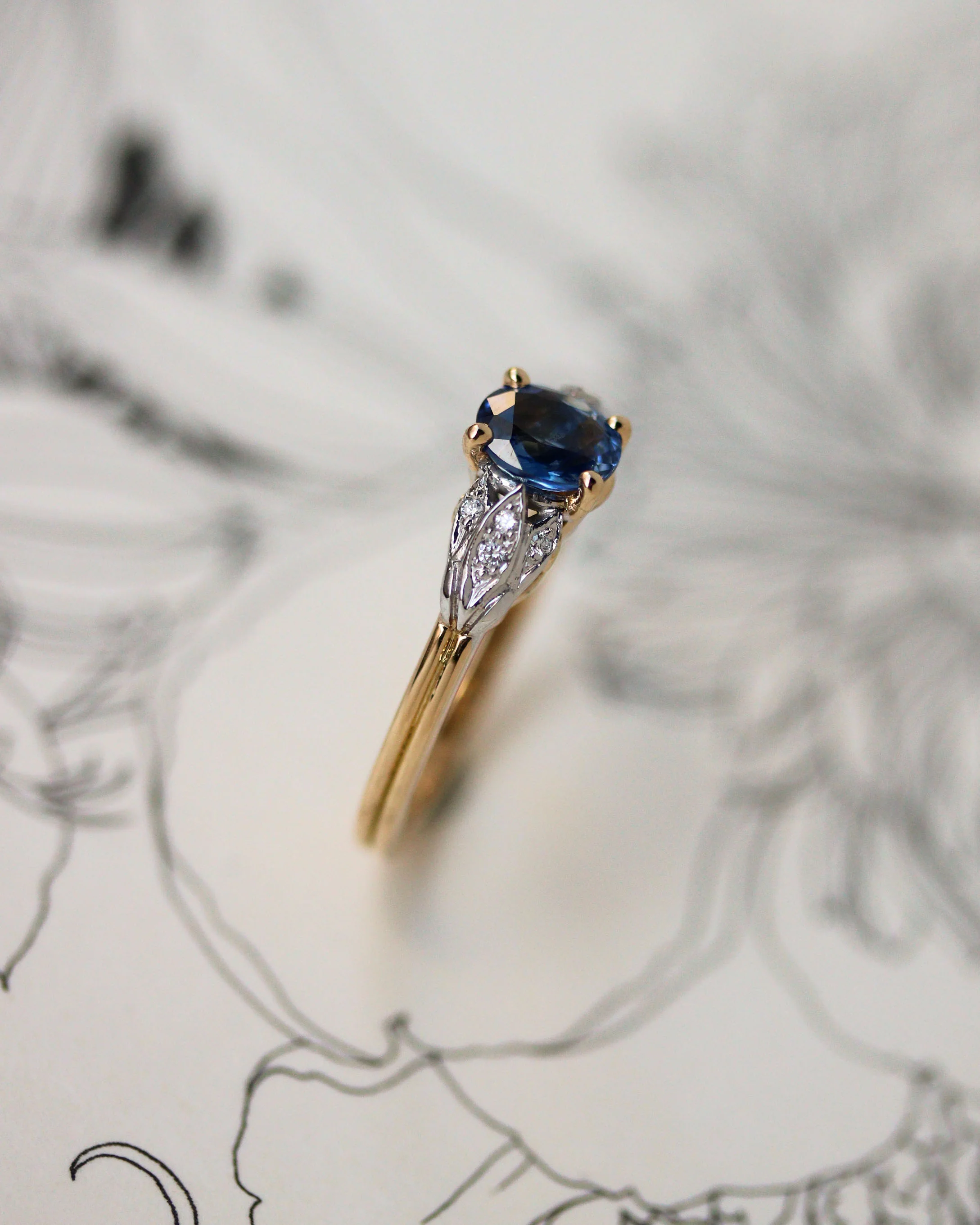 Bague Benoit Joaillier "Solitaire Feuilles" Or Jaune et Blanc Saphir Bleu 0.86 ct - Image 4