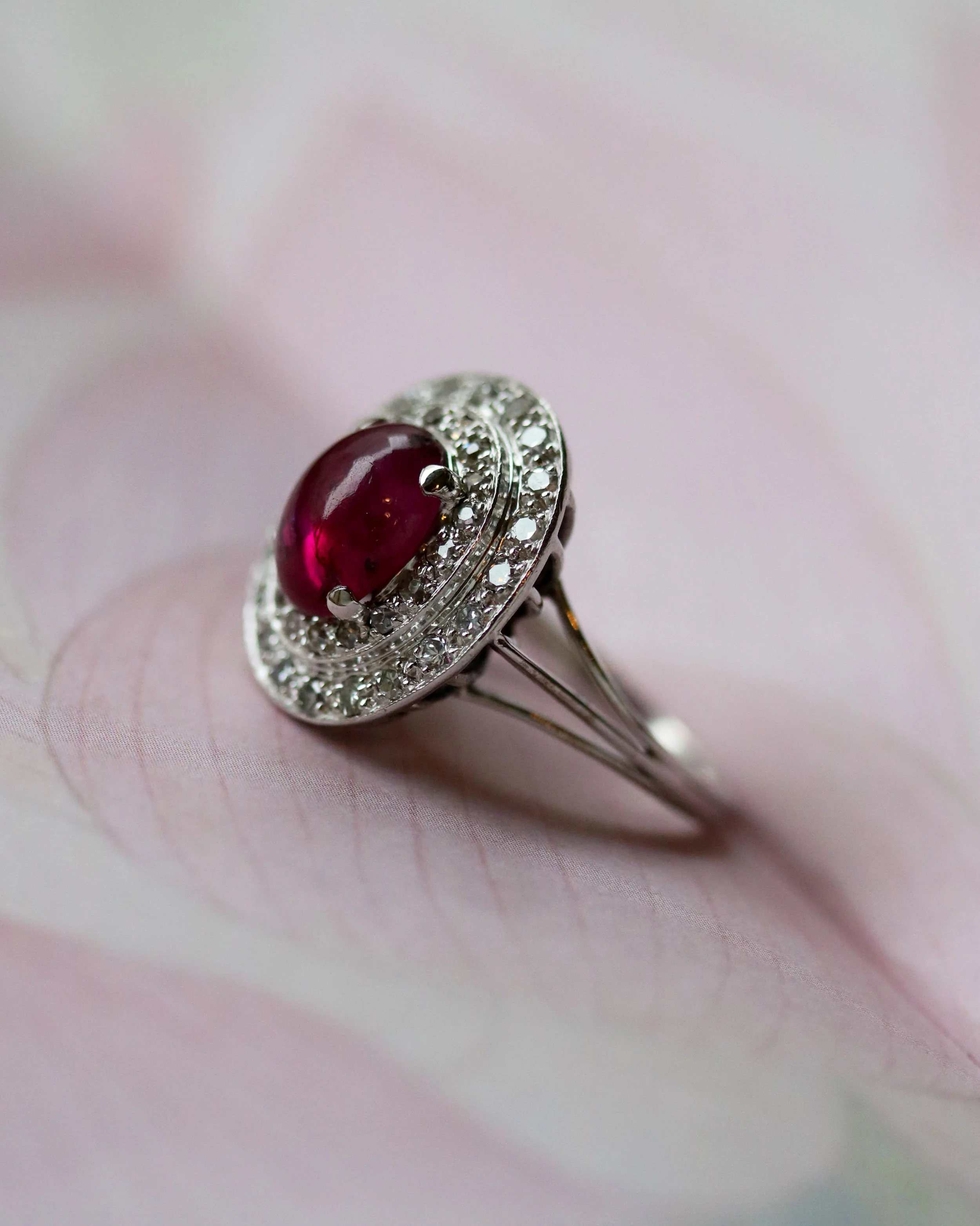 Bague Cocktail Ovale Rubis Cabochon et Diamant - Image 2