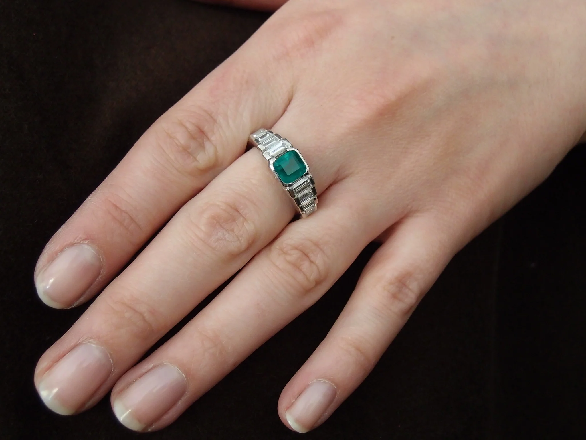 Bague Création Benoit Joaillier Emeraude et Diamants Baguette - Image 4