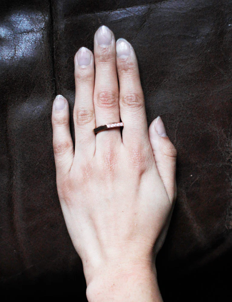 Bague Création Benoit Joaillier "Atelier B : L'Alliance Écrou Pavée" Or Rouge - Image 3