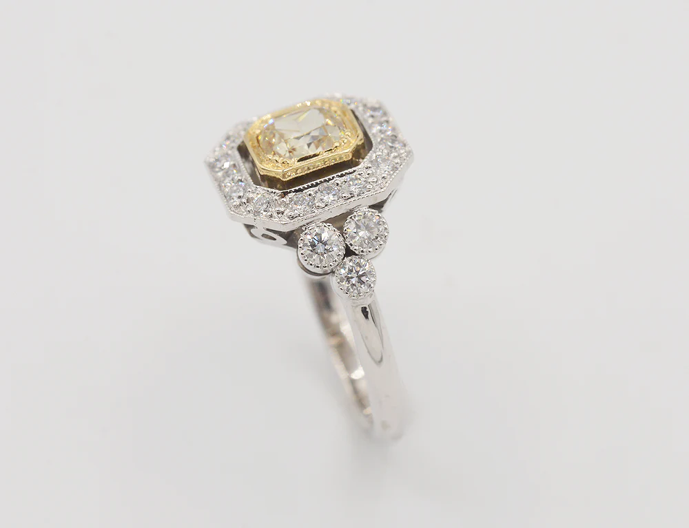 Bague Création Benoît Joaillier "Carré Pans Coupés" Diamant Brownish 0,60 carat VVS2 - Image 3