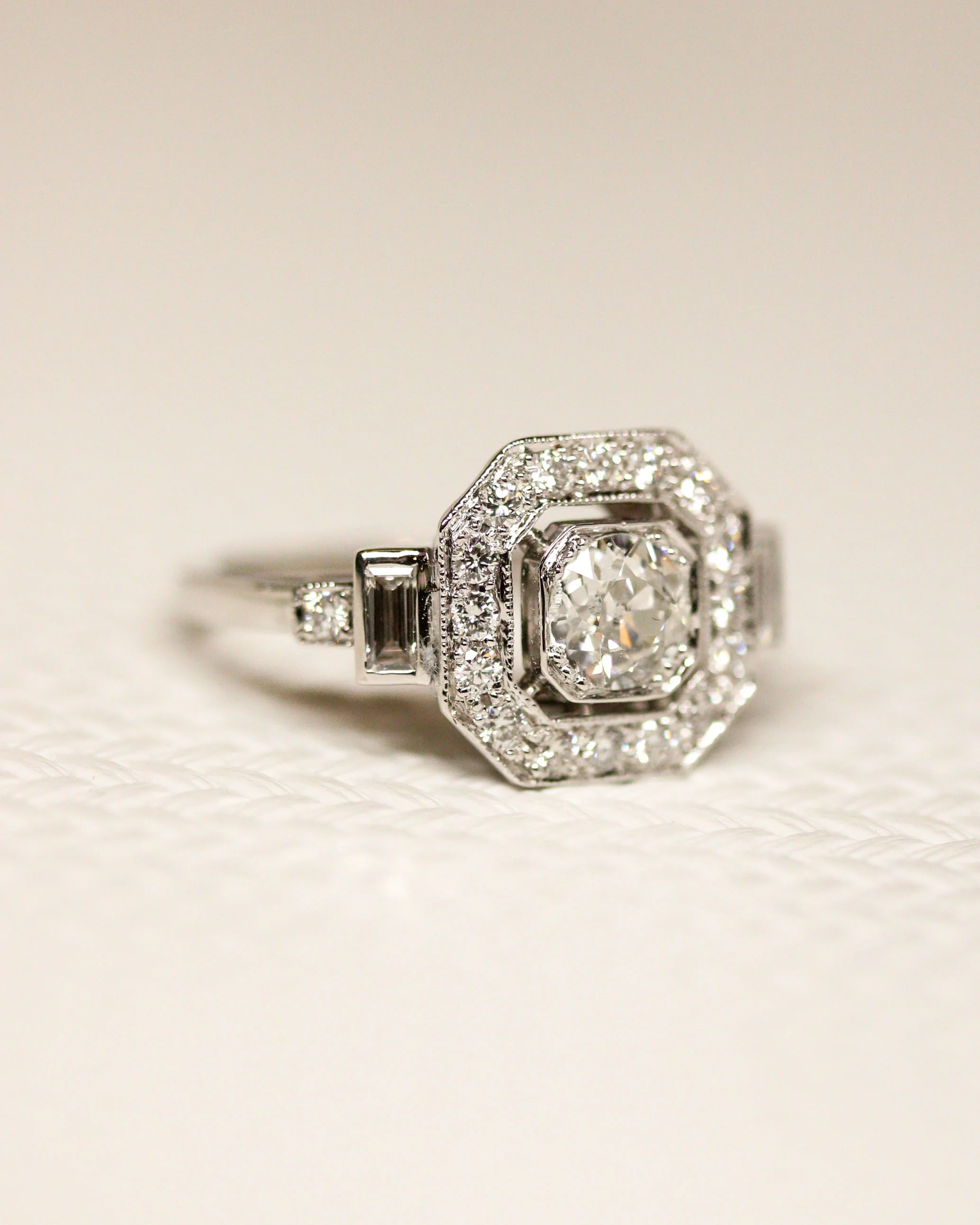 Bague Création Benoît Joaillier "Carré Pans Coupés" Diamant Taille Ancienne