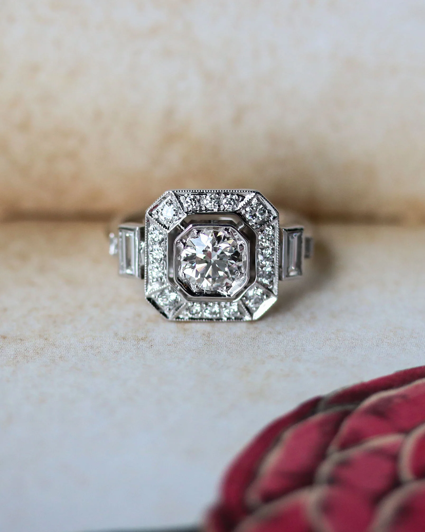 Bague Création Benoit Joaillier "Carrée Pans Coupés Baguettes" Diamant 0.55 ct taille brillant - Image 3