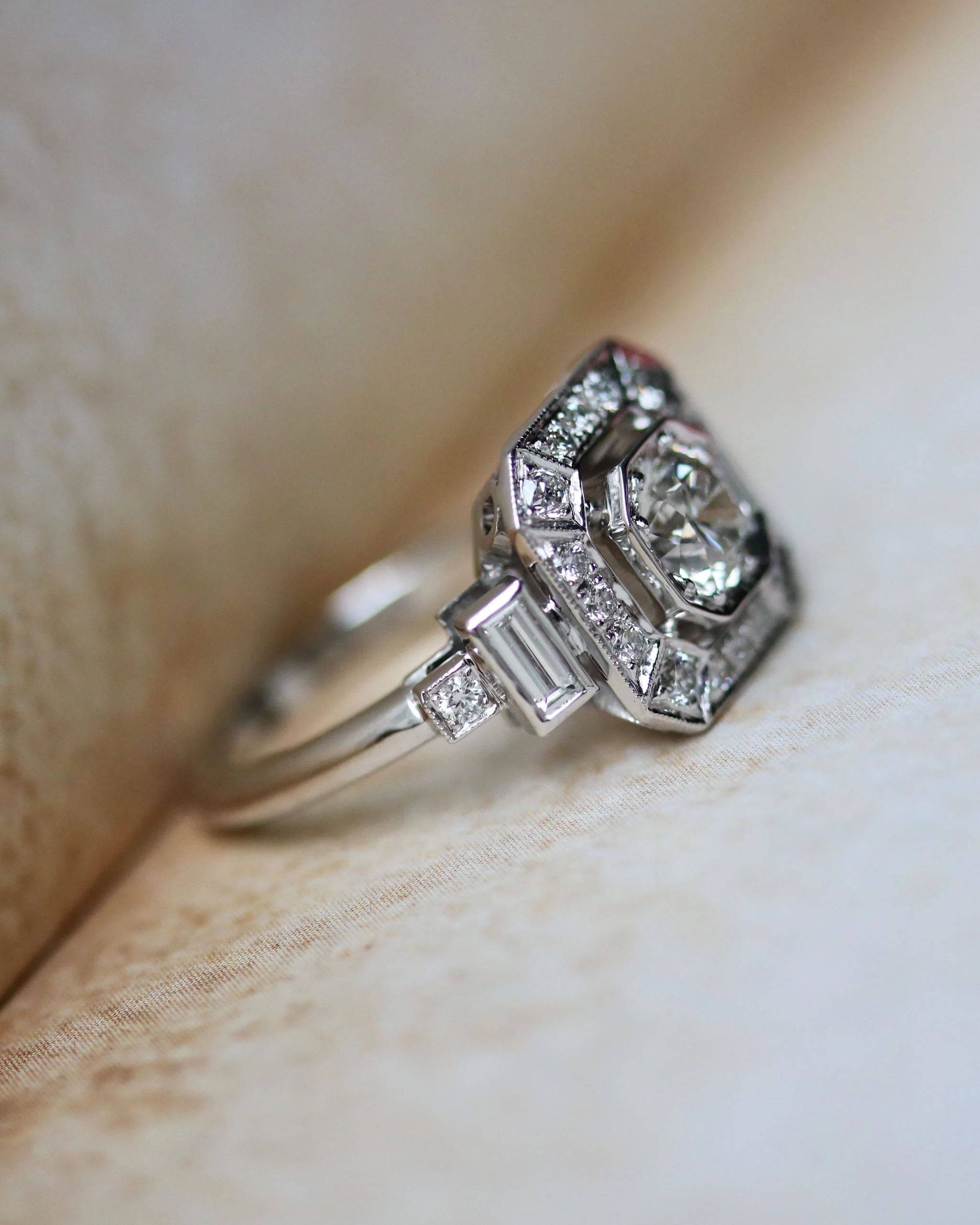 Bague Création Benoit Joaillier "Carrée Pans Coupés Baguettes" Diamant 0.55 ct taille brillant - Image 4