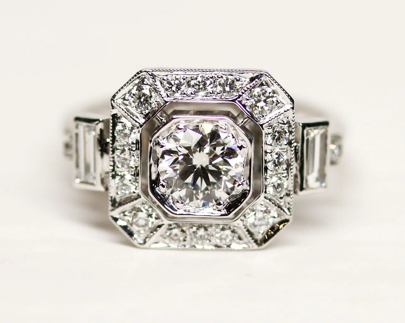 Bague Création Benoit Joaillier "Carrée Pans Coupés Baguettes" Diamant 0.55 ct taille brillant - Image 6