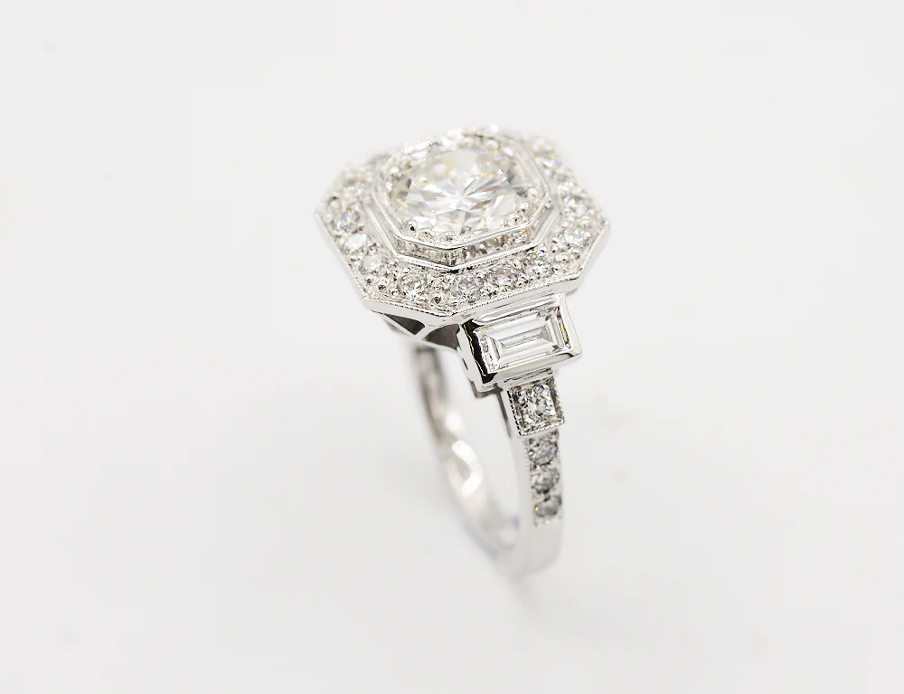 Bague Création Benoit Joaillier "Carrée Pans Coupés" Diamants 0,94 carat F-VS2 et Baguettes - Image 3