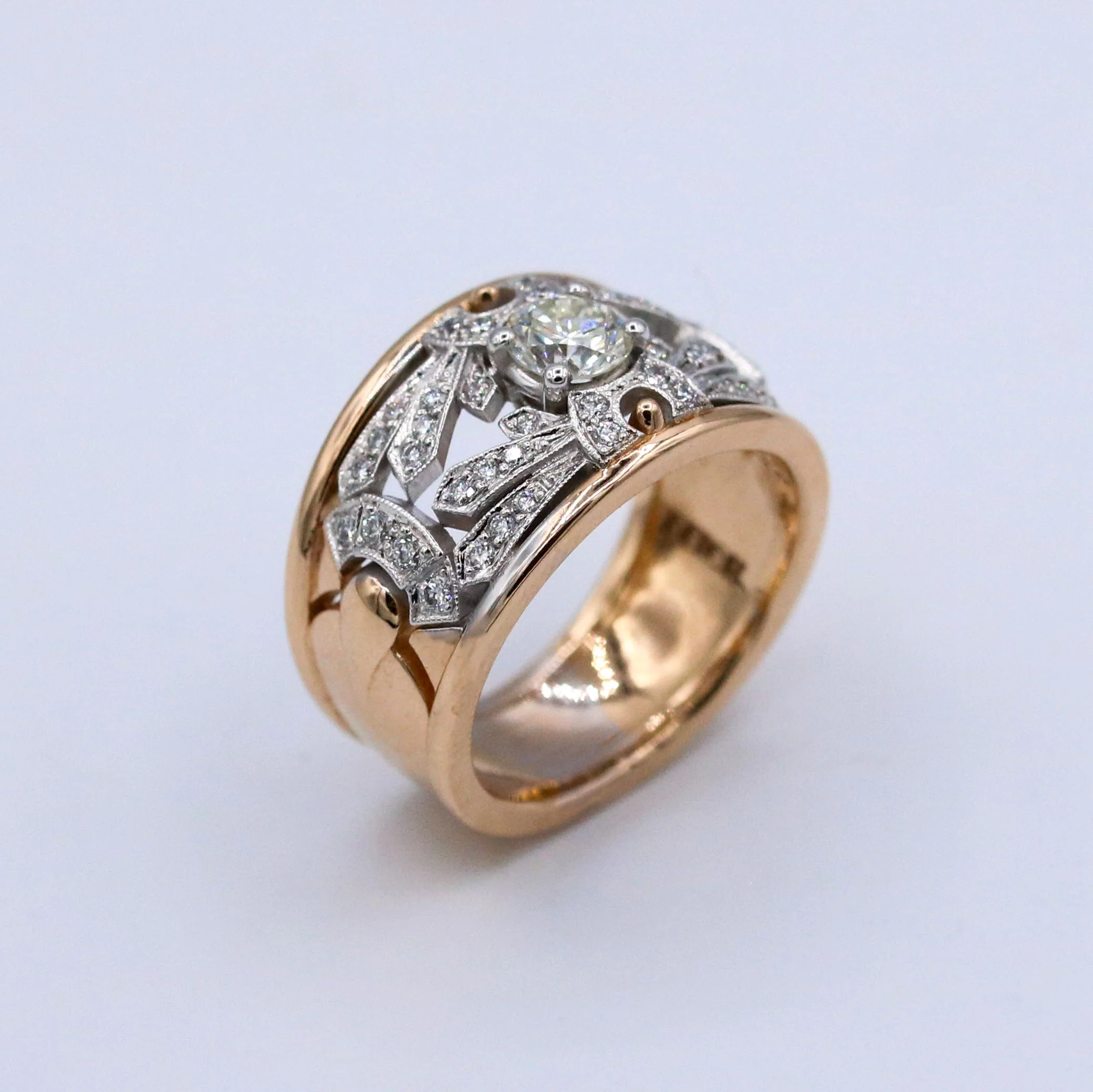 Bague Création Benoit Joaillier "Ruban Style Art Déco Diamants Deux Ors"