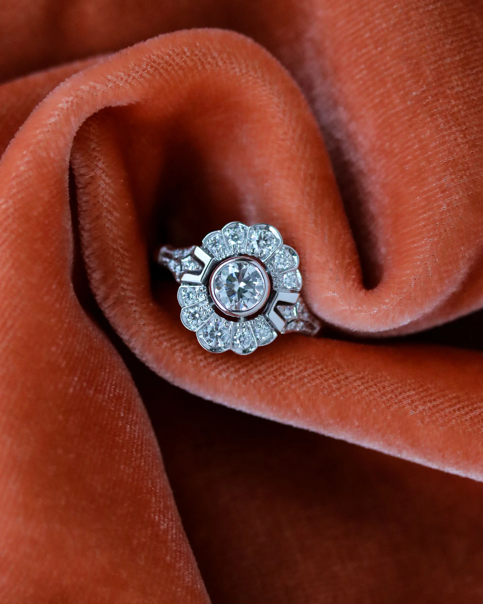 Bague Création Benoit Joaillier "Marguerite" Art Déco Diamant centre 0,51ct