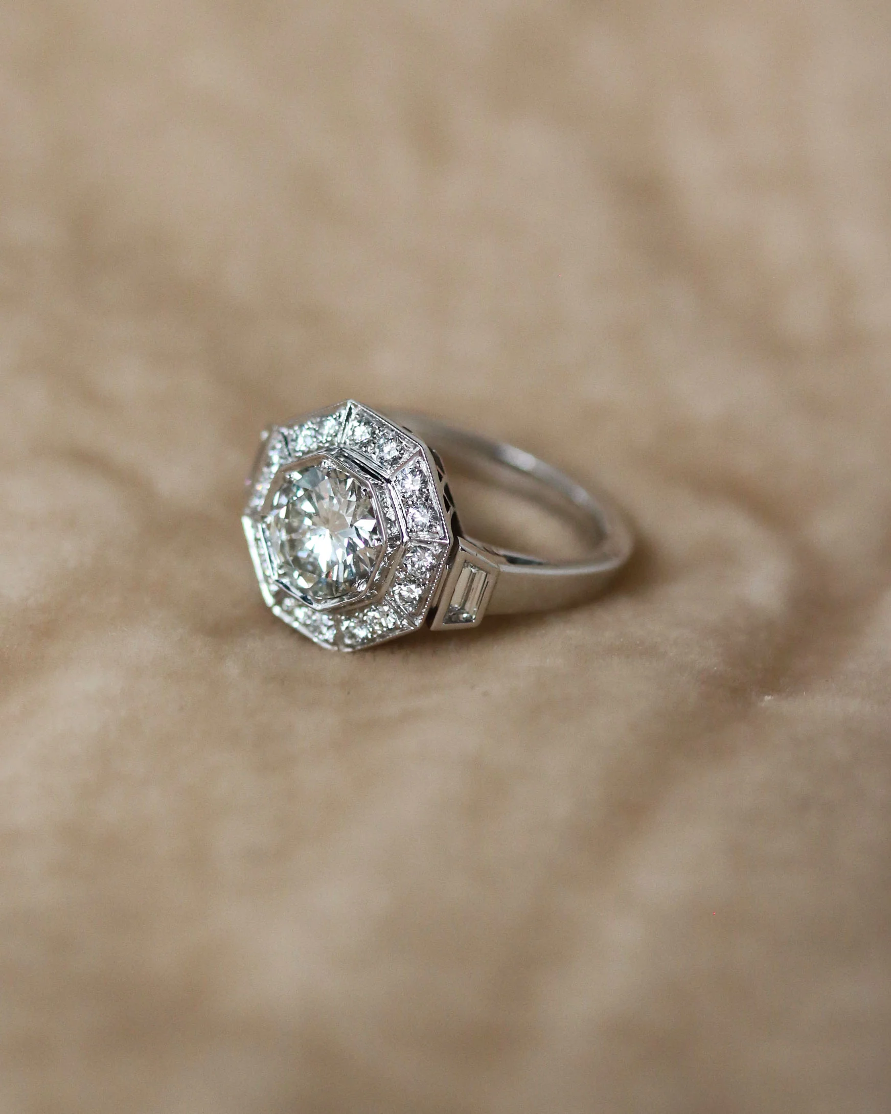 Bague Création Benoit Joaillier "Octogonale" Epaulée de Diamants Trapèze