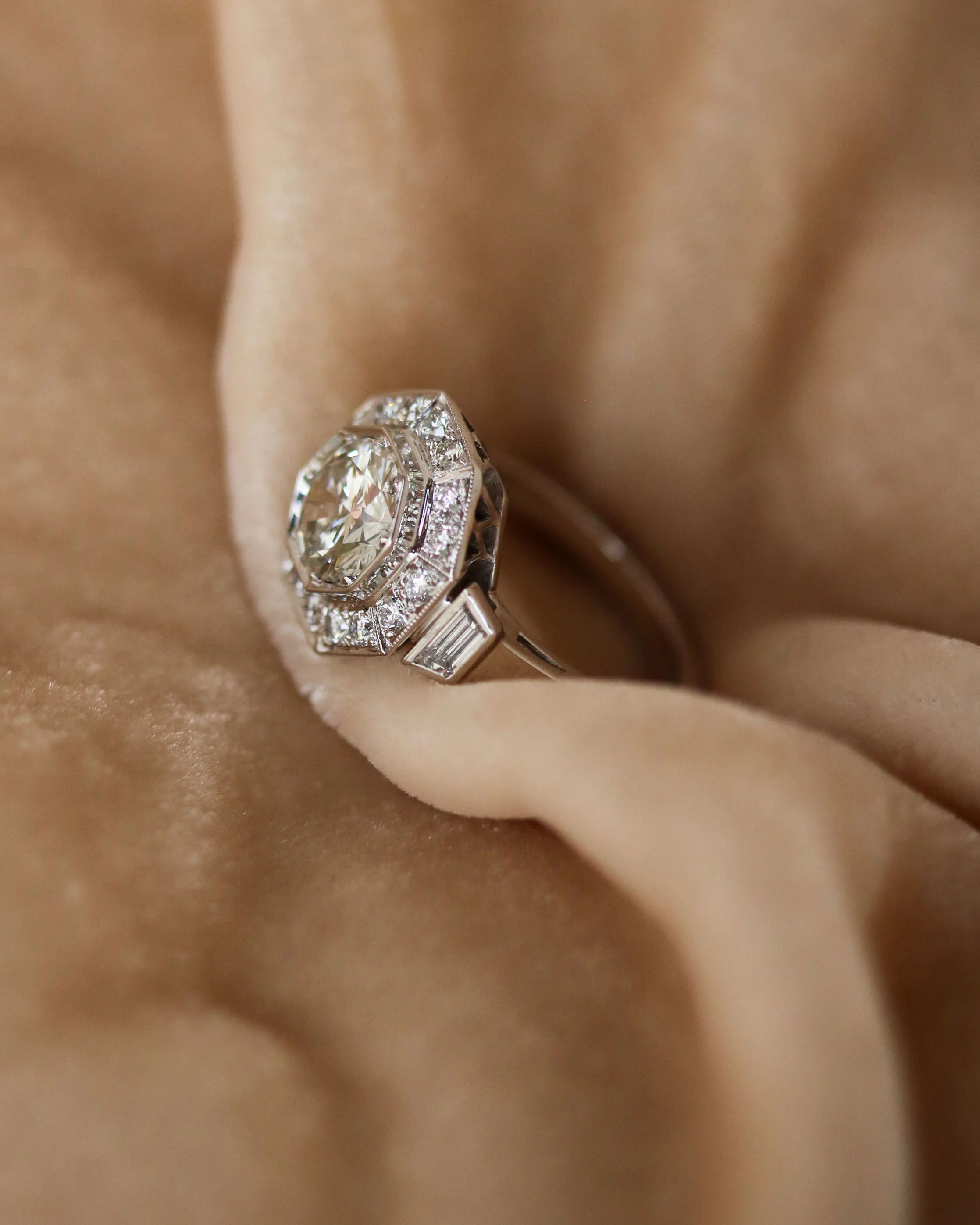 Bague Création Benoit Joaillier "Octogonale" Epaulée de Diamants Trapèze - Image 3