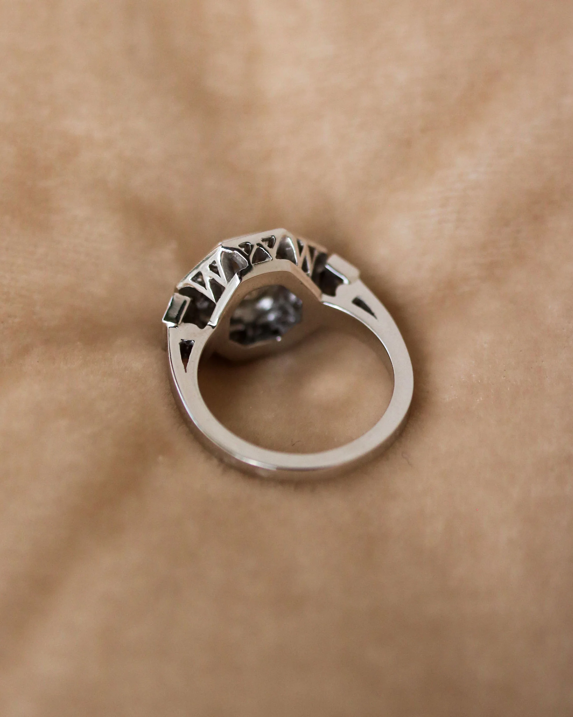 Bague Création Benoit Joaillier "Octogonale" Epaulée de Diamants Trapèze - Image 4