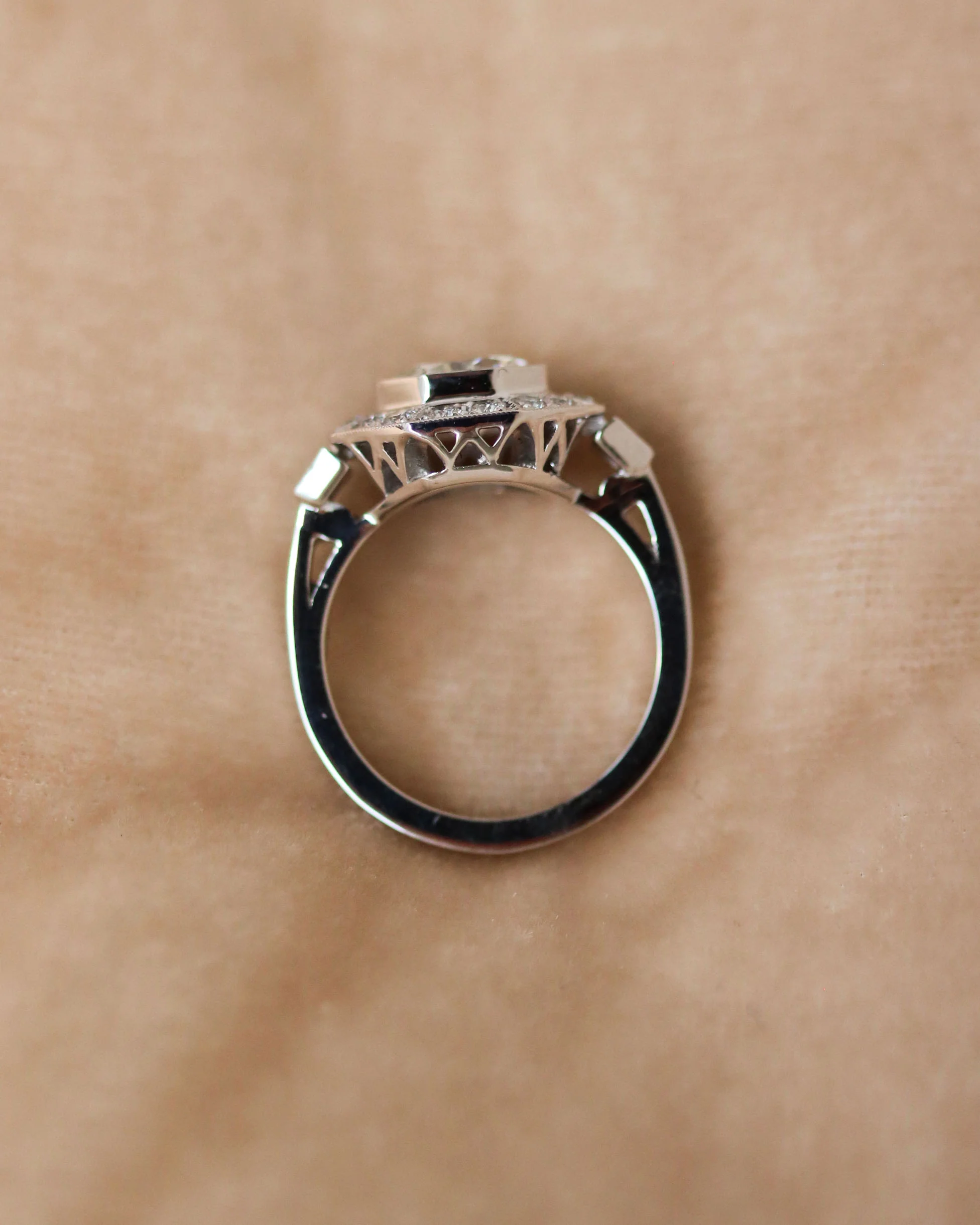 Bague Création Benoit Joaillier "Octogonale" Epaulée de Diamants Trapèze - Image 5